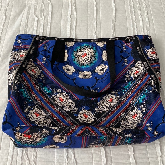 Lesportsac Handbags - LeSportsac Collette Expandable Tote In Peony Bandana